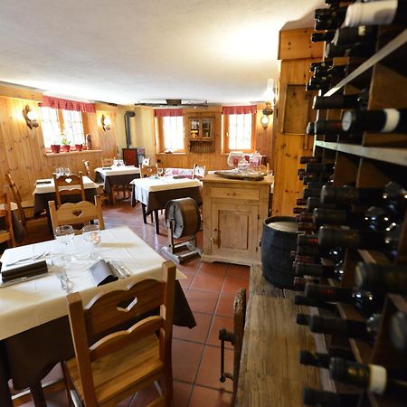 Hotel Petit Dahu - Chambres Et Restaurant Cogne Exterior foto