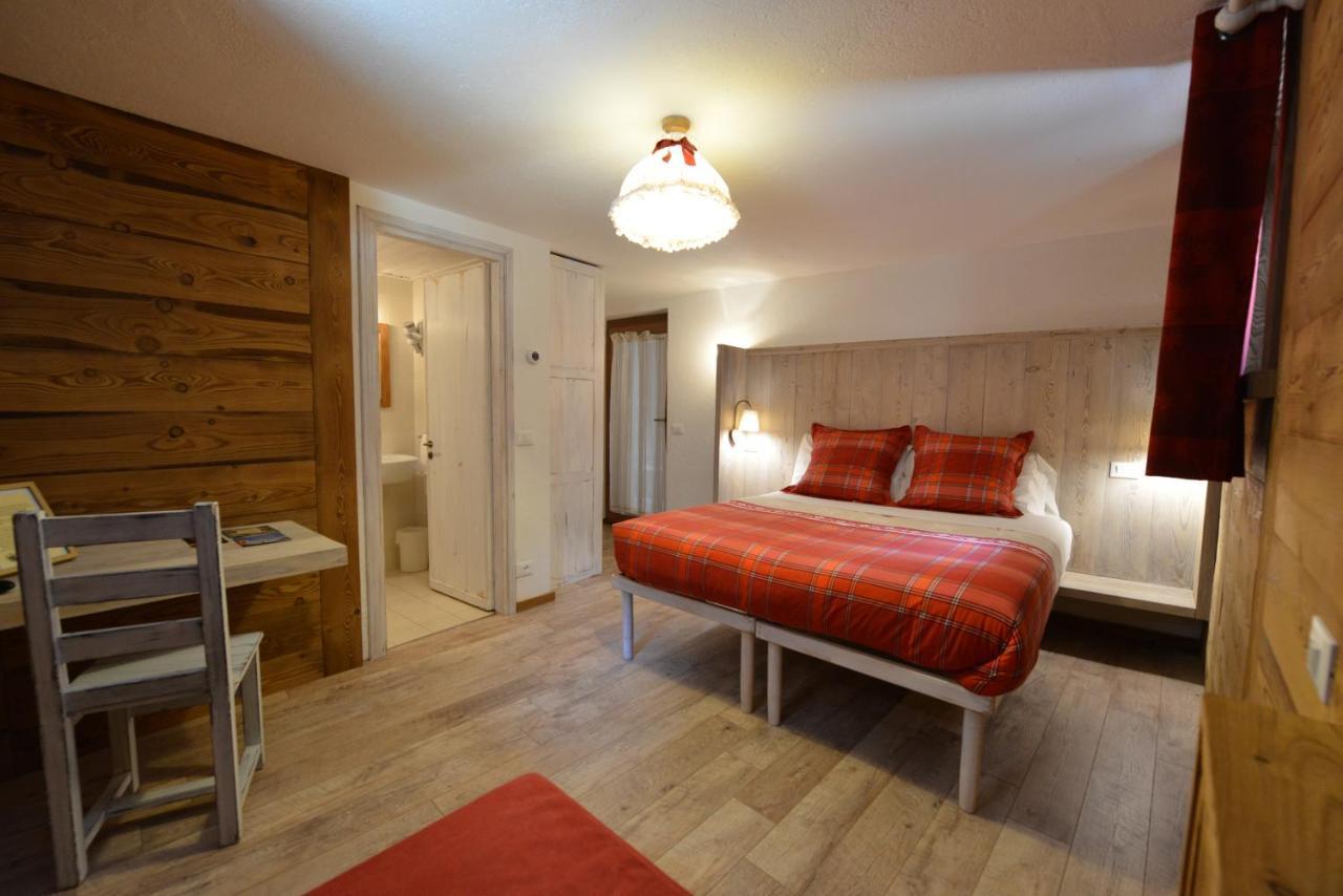Hotel Petit Dahu - Chambres Et Restaurant Cogne Exterior foto