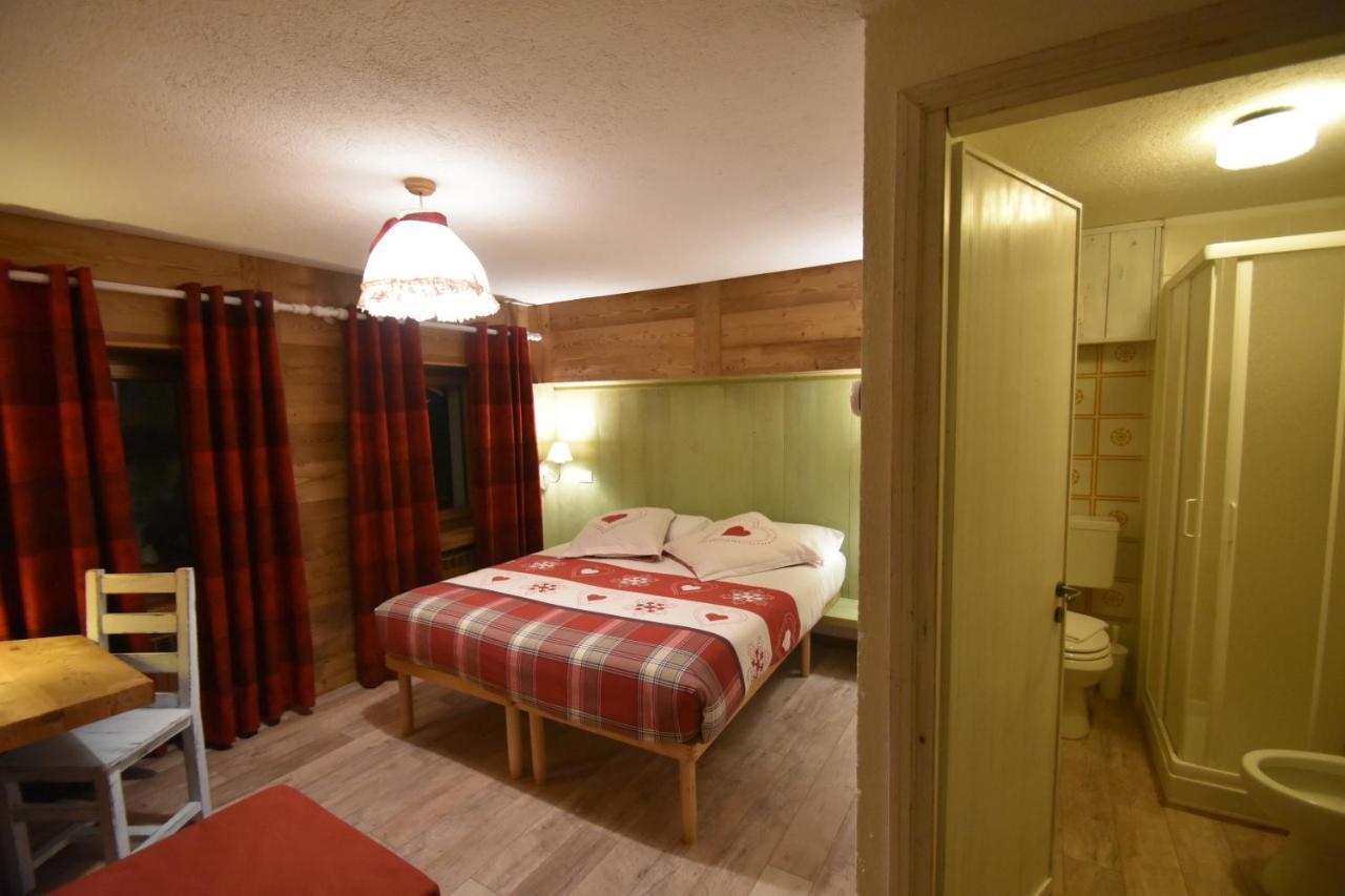 Hotel Petit Dahu - Chambres Et Restaurant Cogne Exterior foto