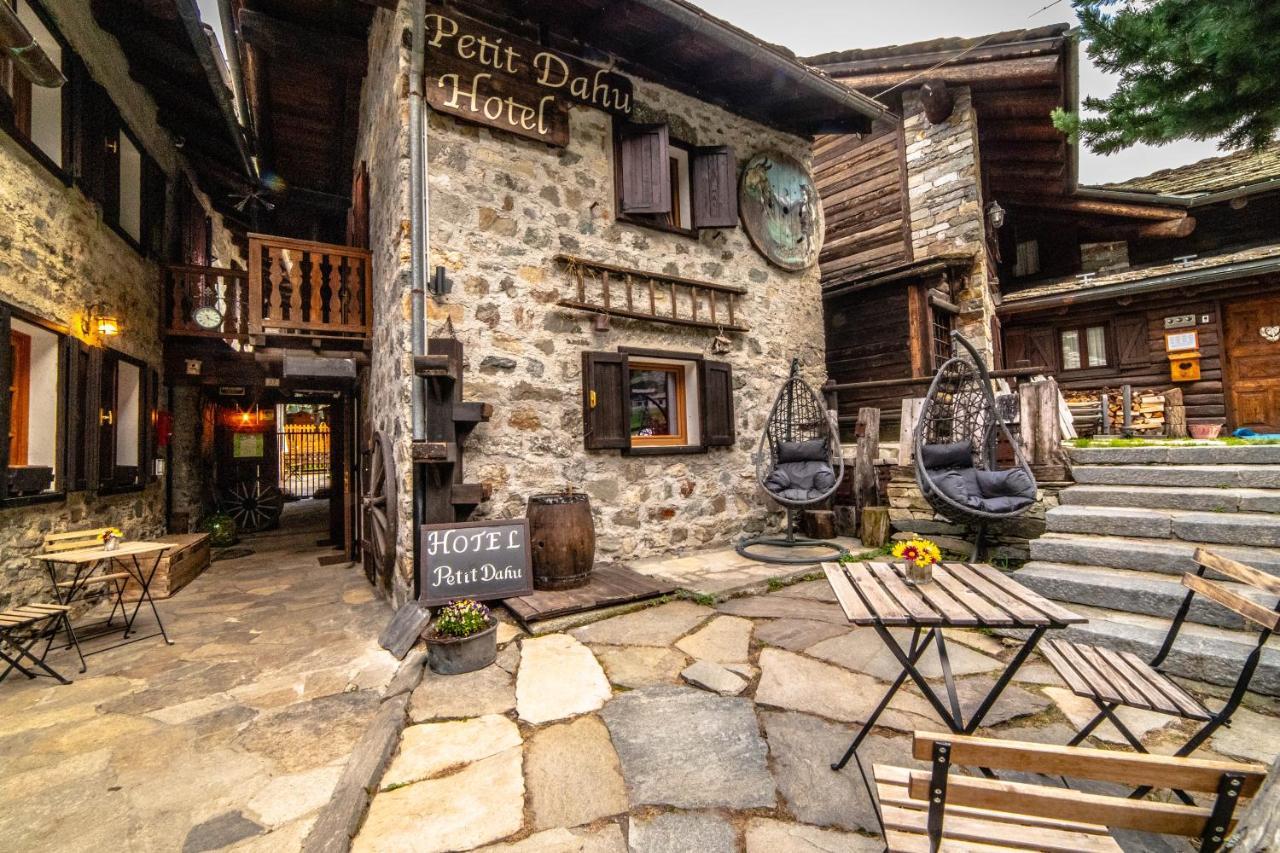 Hotel Petit Dahu - Chambres Et Restaurant Cogne Exterior foto
