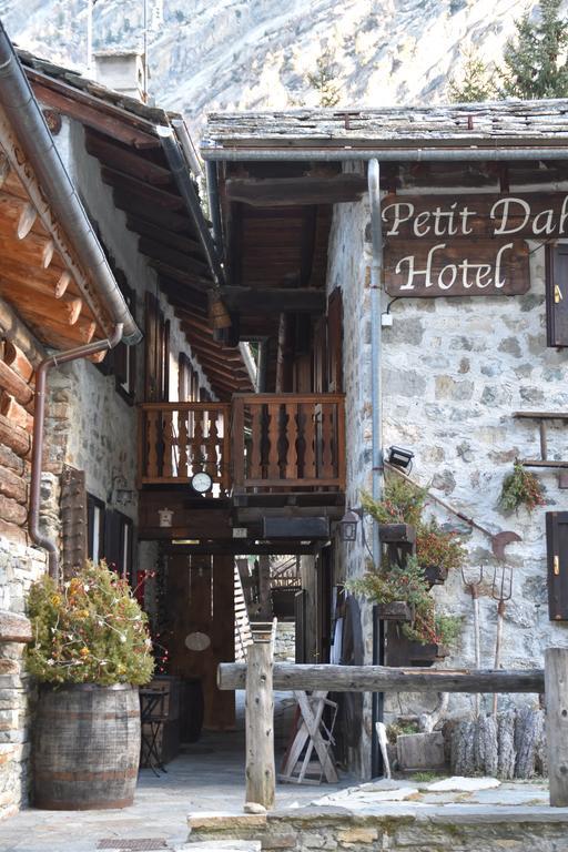 Hotel Petit Dahu - Chambres Et Restaurant Cogne Exterior foto