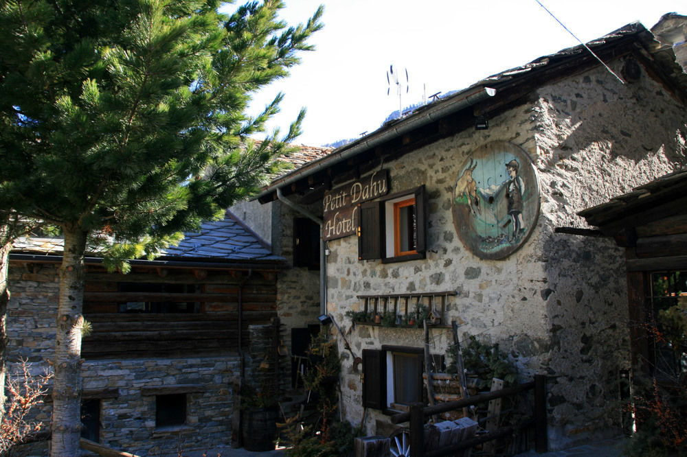 Hotel Petit Dahu - Chambres Et Restaurant Cogne Exterior foto